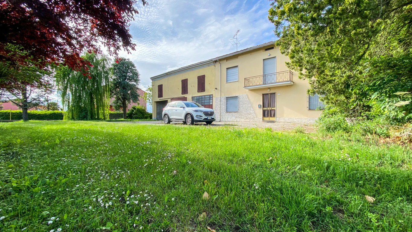 VILLA IN CASALMAGGIORE CON AMPIO GIARDINO