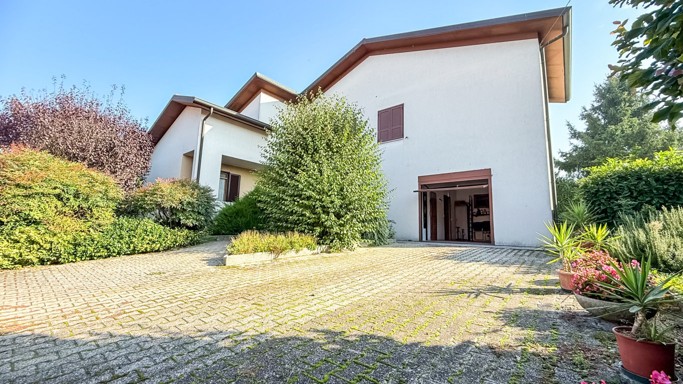 VILLA INDIPENDENTE IN GUSSOLA